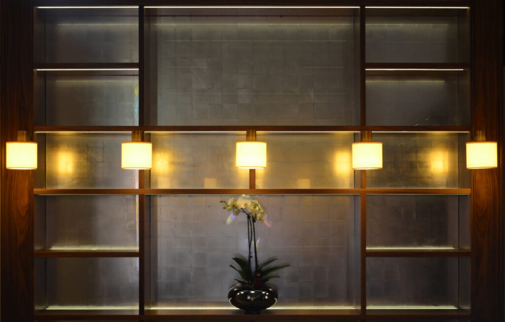 Glass decorated with metallic materials